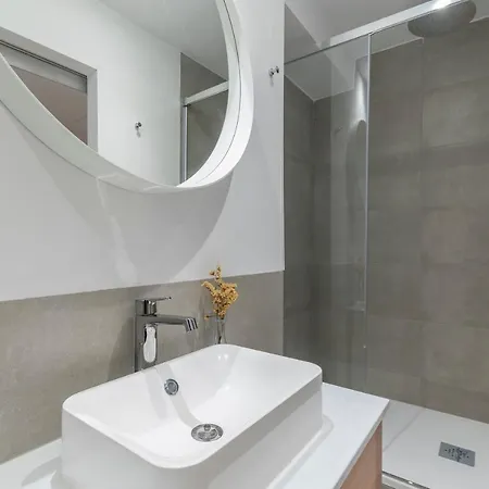 해피 아파트먼트 *