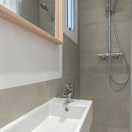 해피 아파트먼트 *